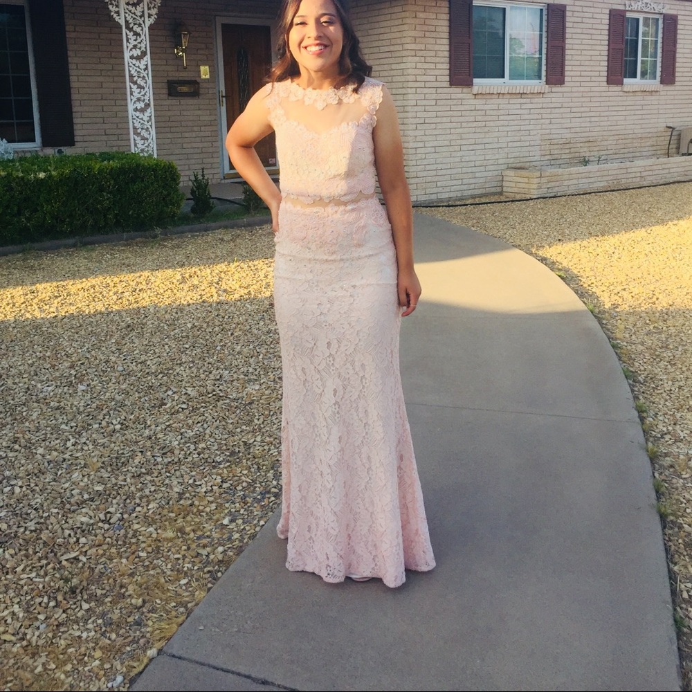 Beautiful Dress! - Picture 4 of 5